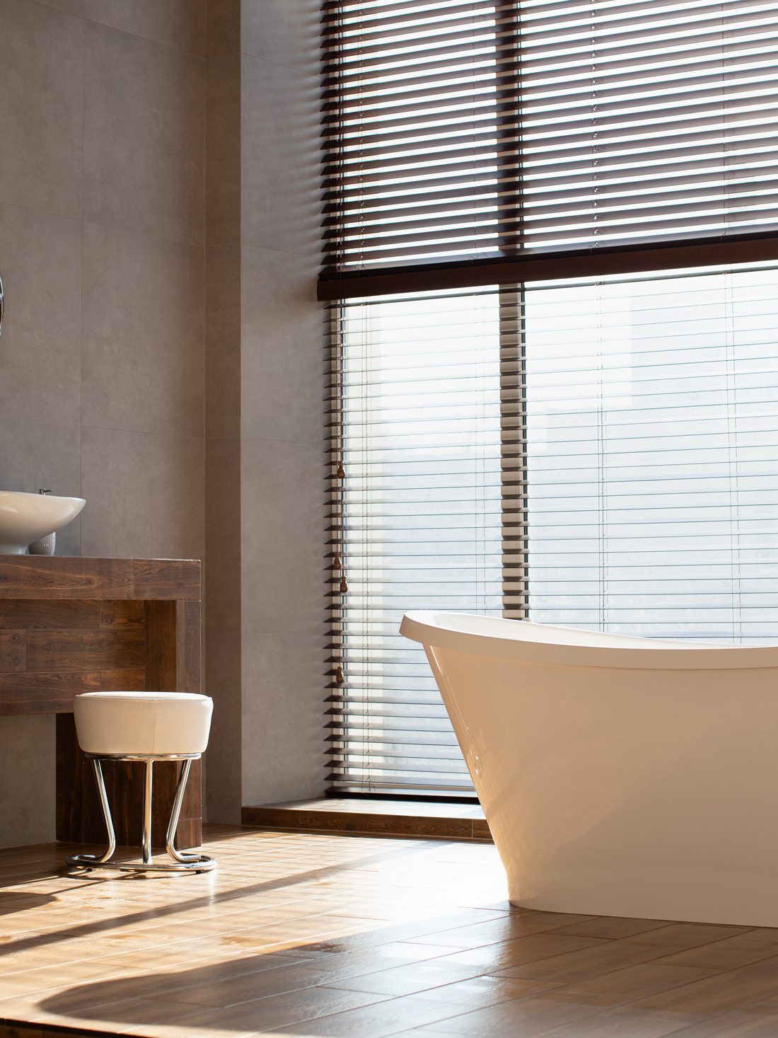 Muestra de estilo: baño tipo spa con bañera exenta y luz cálida.