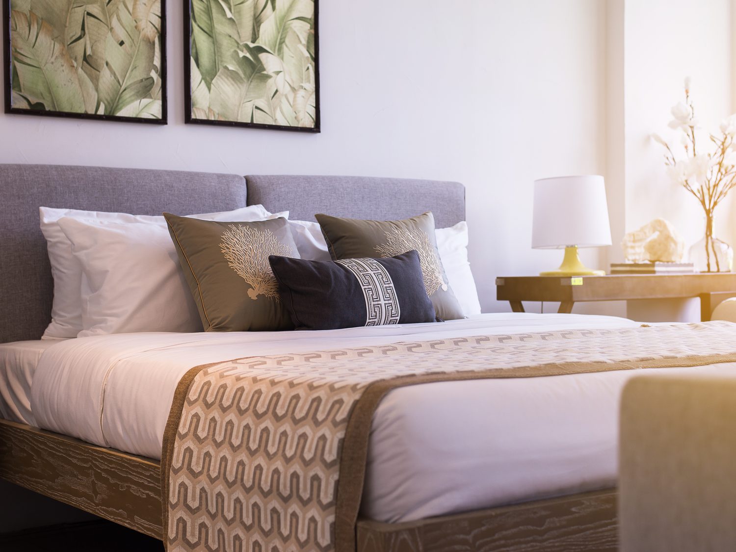 Muestra de estilo: dormitorio principal sereno con luz cálida.