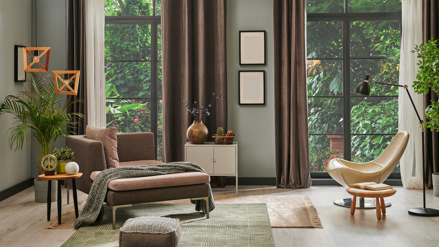 Muestra de estilo: salón cálido con grandes ventanales y vistas al jardín.