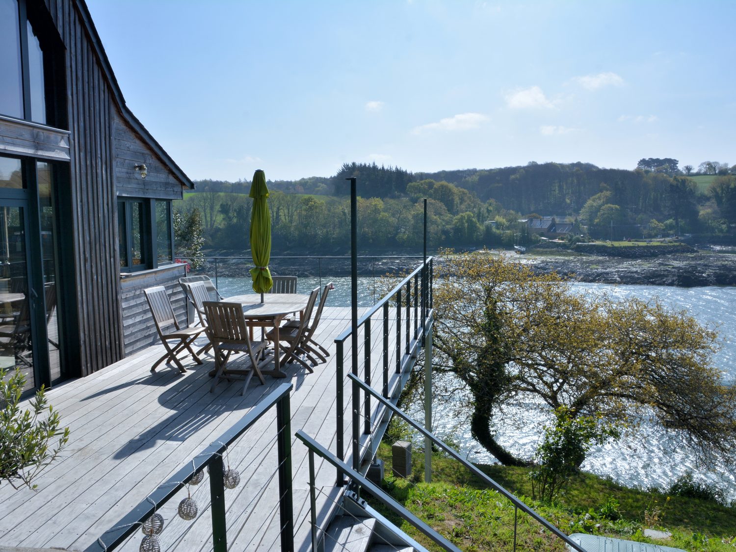 Muestra de estilo: terraza de madera con vistas al exterior.